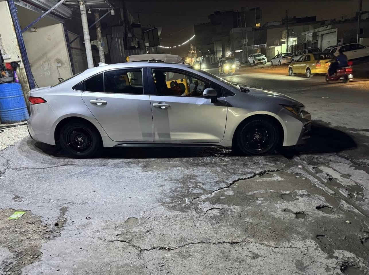 للبيع كورلا ٢٠٢١ وارد امريكي فقط بانزين فول مواصفات فتحة بصمة محرك ٢٠٠٠ رقم بغداد انكليزي حادث موضح بالصور  *********** مكان الامين
