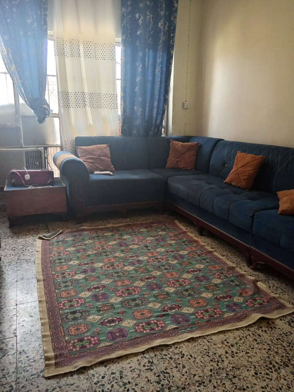 السلام عليكم. دار للبيع في الشطره شارع الاطباء على الشارع مباشرة يصلح مركز تجاري او سكن المساحه 300متر البيت طابو صرف اربع غرف نوم صيحات داخليه او خارجيه استقبال حديقه كبيره مناور للستفسار الاتصال على الرقم ***********
