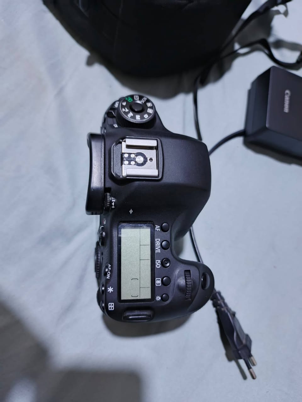 كانون 6دي مارك 1 نضافه 100
شترها 9k 
نضافه كدامك 
♦بطاريه 
♦شاحنه 
♦رام 32 
♦جنطه 
♦حزام كتف 
سعرها 550 الشراي يدلل 
***********
