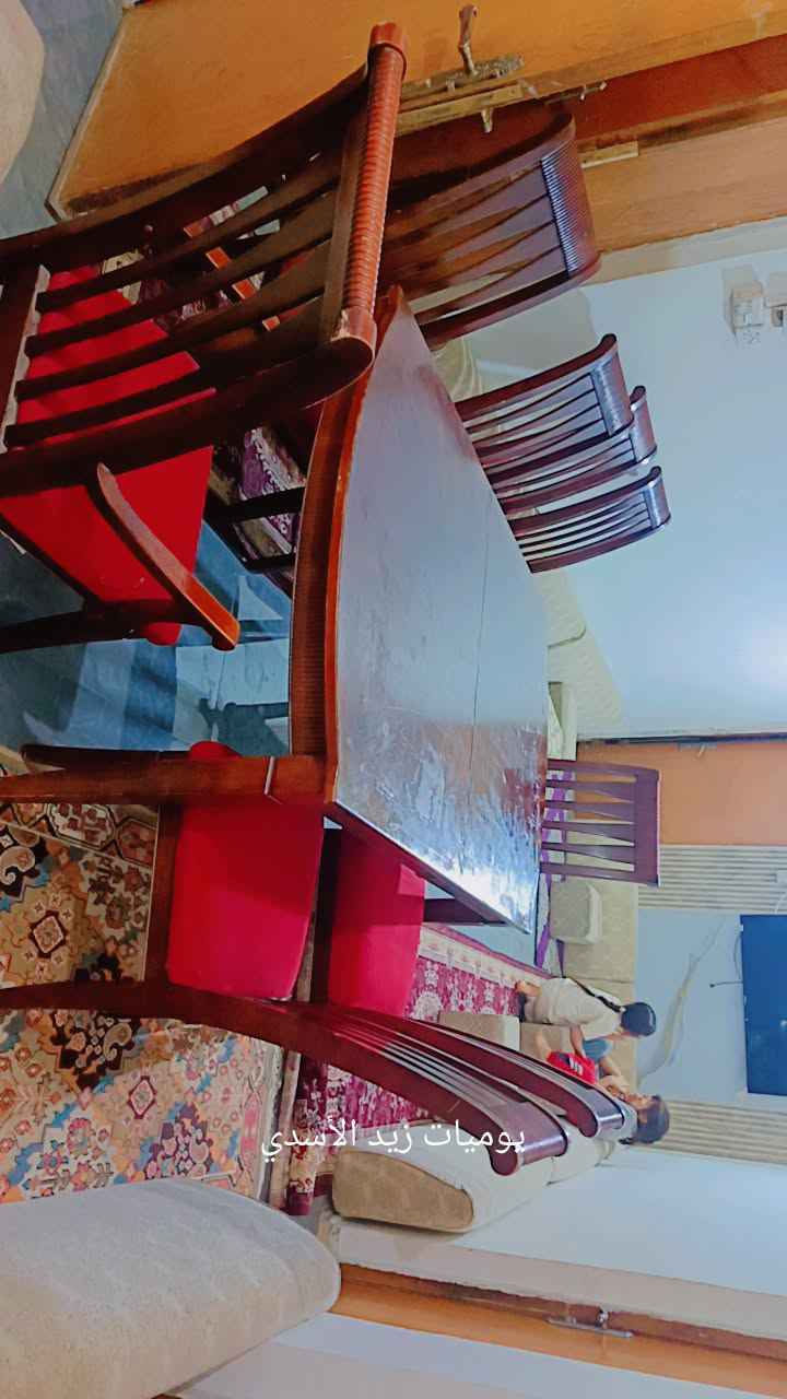 ميز طعام خشب صاج كويتي اصلي يحتوي على 8 كراسي بحاله جيده جدآ نظيفات كفاله لاكسر ولا صبغ ولا تصليح شرط السعر 500 الف فقط  
للاستفسار الاتصال على الرقم /*********** العنوان كرمة علي الناحيه البصرة, العراق
