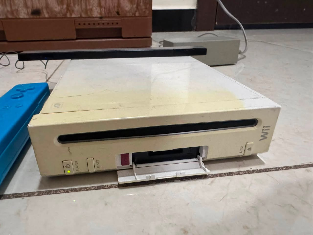 نينتيندو وي wii للبيع
للبيع شغال طبيعي ما اعزف اذا مهكر او لا بس اعتبره ما مهكر 
ملحقاته الاصليه موجوده 
كامره و جوستكات اثنين و كير و محوله الاصليه وكيبل شاشه اصلي
اعتقد رجن اوربي او امريكي لان لغه انكليزي 
السعر 45 الف 
مكاني بغداد الزعفرانيه ما عندي توصيل 
التواصل خاص او واتساب 
***********
