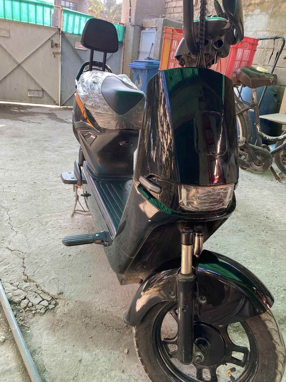 دراجه شحن للبيع :
خمس بطاريات حجم كبير وحده جديده واربعه مال شركه 
سرعتها 60 الحقيقي 48-46 
تشغيل عن بعد 
حجم الملف 800
تحمل الى وزن 150 كيلو
وصل الشراء موجود و بأسمي
دراجه بعدها جديده مابيها اي نقص وكلش نظيفه 
بيها فقط كسر صغير بالجاملغ الخلفي وميبين وموضح بالفديو
السعر 280 الف 
المكان : الحريه البستان 
للتواصل واتساب او هاتف : ***********
