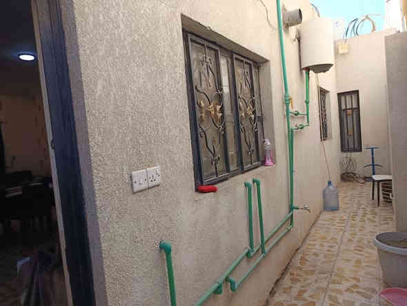 بيت معرفي المساحة 120 متر يحتوي على غرفتين وديوانية وهول كبير مع المطبخ مع مناور عدد /2 بيت بناء جديد المكان التحسينية السعر 85مليون بي مجال قليل ***********
