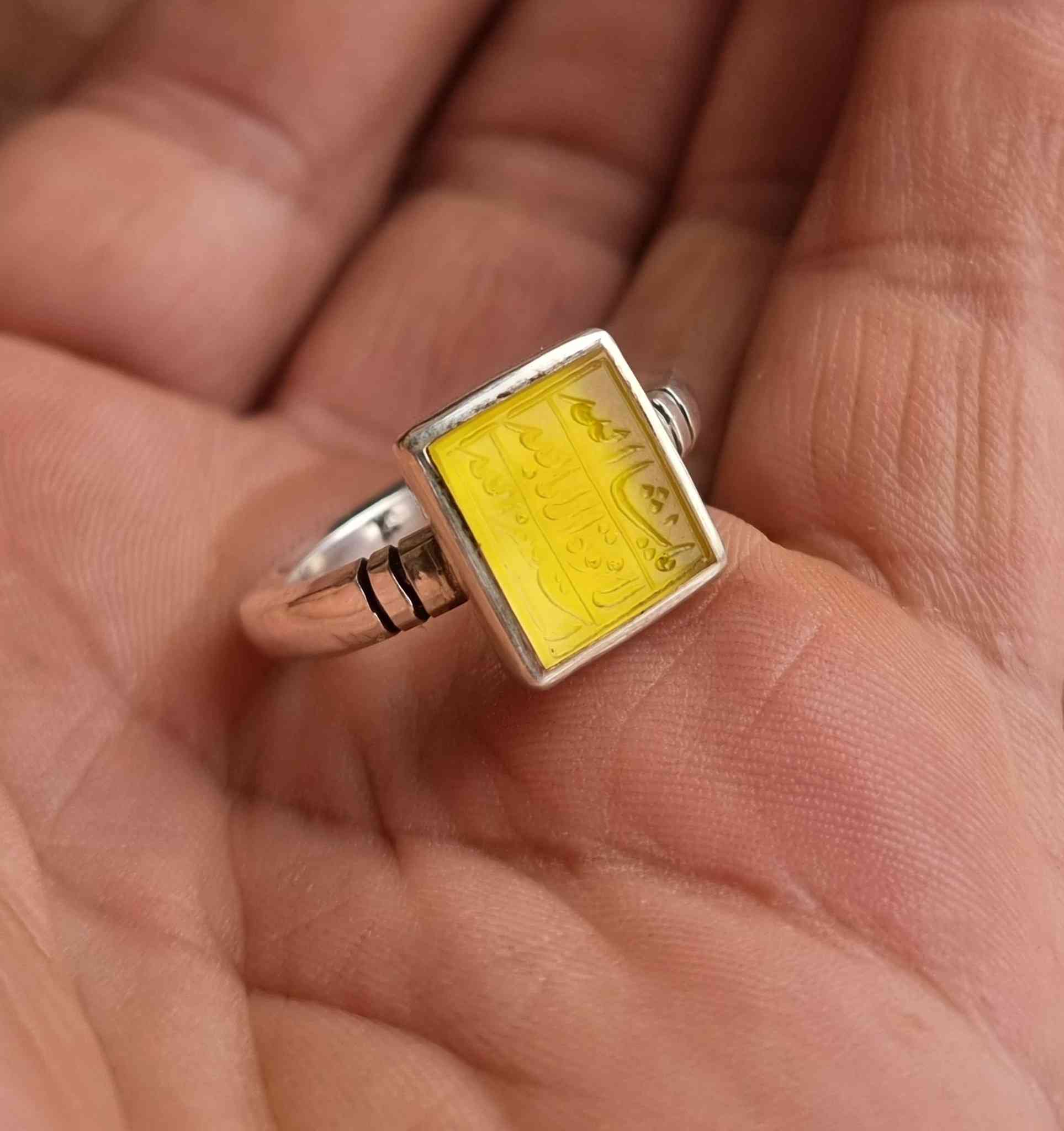 عقيق يماني اصفر مخطوط خط يدوي الاستغفار 
🍋ما شاء الله لاقوة الا بالله استغفر الله 🍋
بصياغه يدويه ثقيله للبيع مكاني بغداد يوجد توصيل إلى جميع المحافظات للبيع فقط فقط أحبتي الغوالي ما اراوس بس ابيع 
***********
