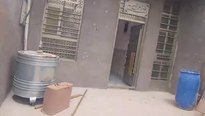 السلام عليكم يوجد دار سكني يحتوي على غرفه وصاله
وستقبال كافه الخدمات المساحه ١٠٠ متر وجه ٥ نزال ٢٠ بناء حديث السعر ٣٣ الموقع تقاطع النهروان قرية الجوادين قرب القرية النفطية 
ويرهم قصط التواصل *********** واتساب
