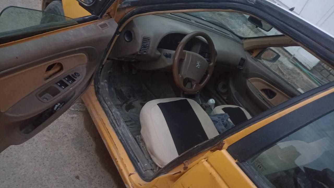 سلام عليكم
راح اكتب تفاصيله ونواقصه وقره المنشور 

بيجو الميس مديل 15 
سياره عضمته تخبل وهاي صوره ممغسوله 
تبريد وتدفئه فول كهرباء بلاديه 
شاير مري تريشه صندوك شغاله 
لا ضربه ولا تبديل 
سنويه ال28
بغداد ألماني 
شرط شرط عقد مروري 

نقوصاته 
سياره مكينه ناعمه بدايه تبخير 
الثاني يفلت 
بيه البنيد يراد تطبيك 
ويرادله تنفيس بريك بيه نص بريك هسه 
السعر 29 ومجال حك التقدير 
مكاني بغداد البلديات 
***********
