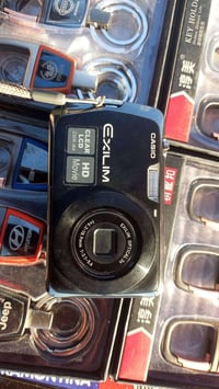 من الصور، الكاميرا هي Casio Exilim EX-ZS20، ويظهر على العلبة أنها بدقة...