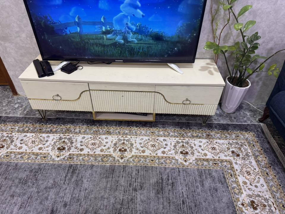 تخم ١٠ مقاعد وميز بلازما للبيع***********
