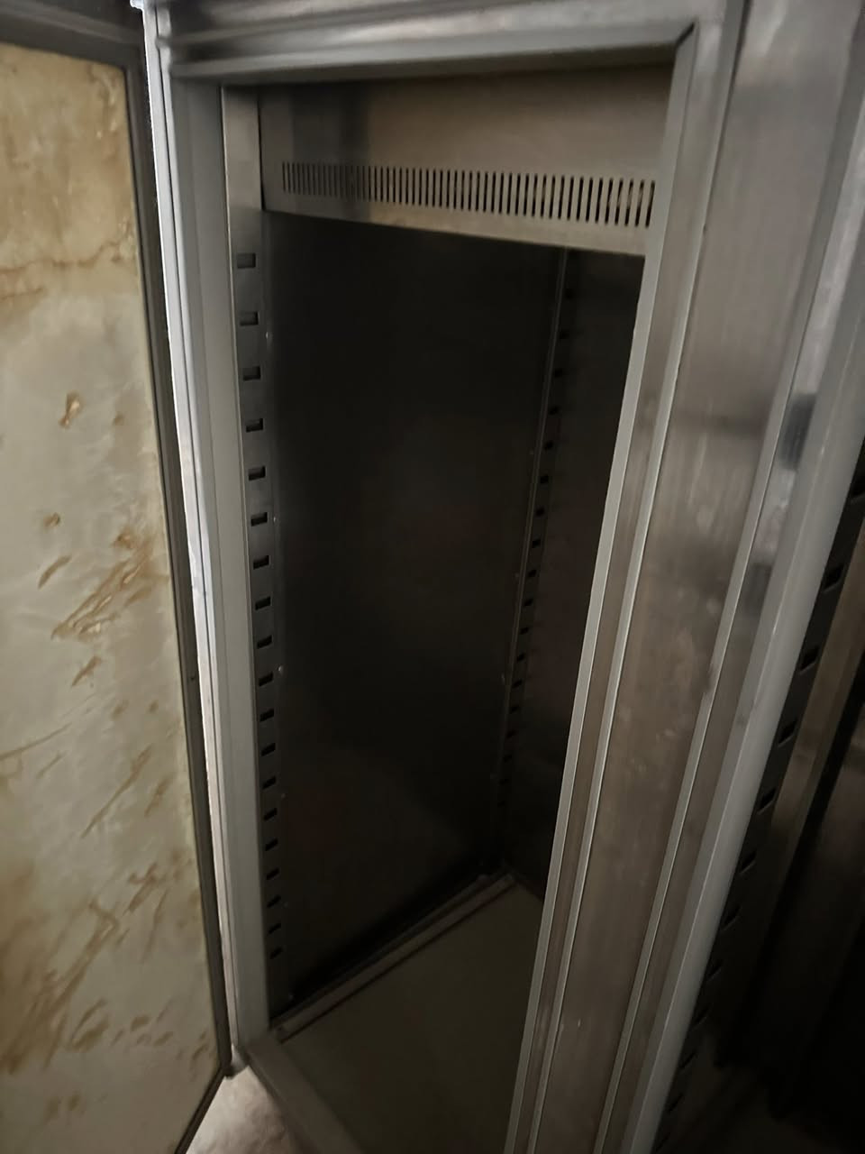السلام عليكم ثلاجة لحوم للبيع سعر 250 الف للتواصل ***********
