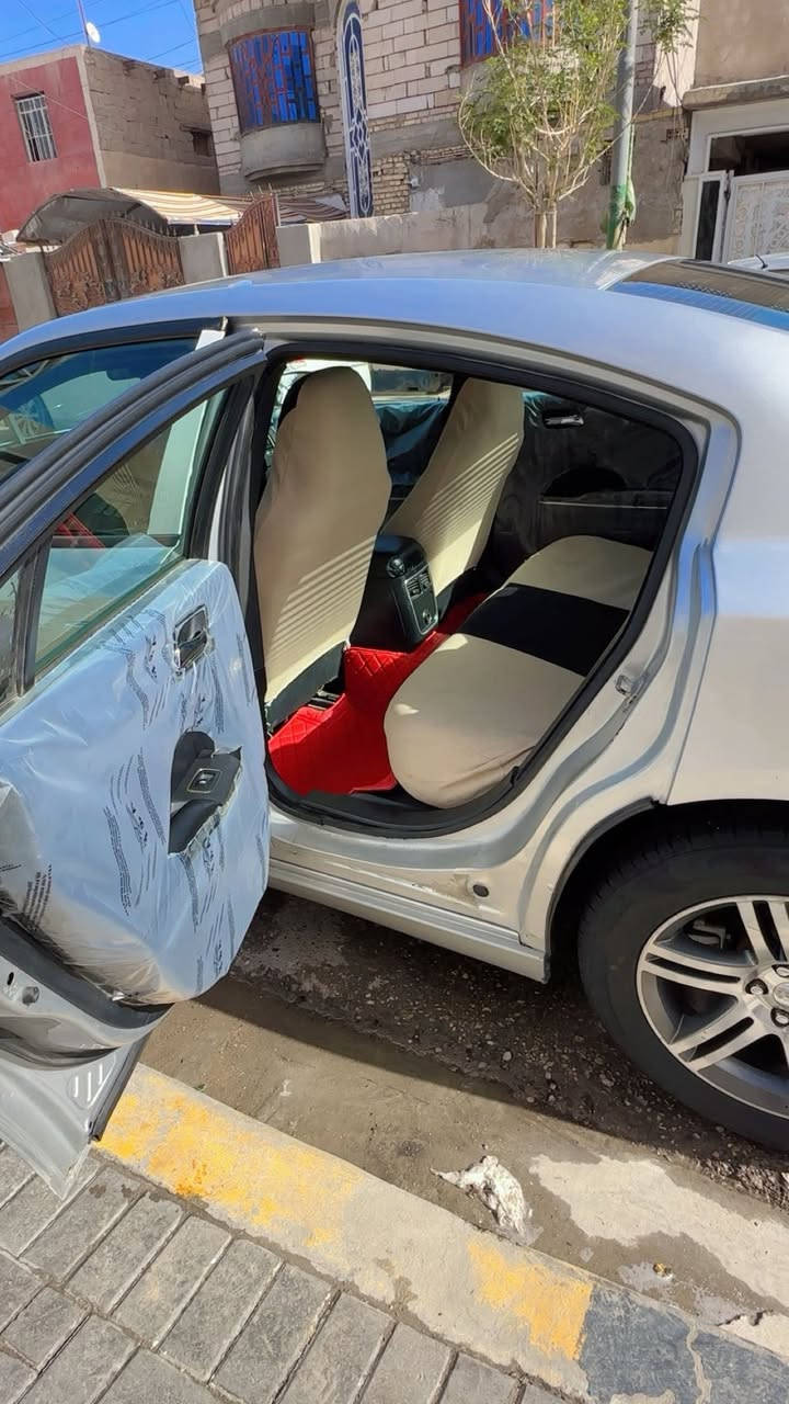 السلام عليكم جارجر مديل 2012سياره جاهزه كلش مكينه وكير جدد طخم تاير جديد وكين صار يومين من شاده ويل خليجي وارد كندي سياره بيهه مكانات صبغ بس ابيع حزام بس صبغ السعر 130وبيهه مجال رقمي ***********
