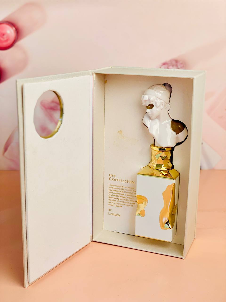 العطور أصلية 100%100 باركود وختم الإمارات 🇦🇪 😍😍😍عطر HER Confession✨🖤
للرجال والنساء من لطافة 

Lattafa Her Confession EDP For Women100 ml🤍🤍🔥 #بديل عطر بلونش بت لي ليكيد ايماجينير 100مل او دو برفيوم

عطر "هير كونفيشن" من لطافة هو عطر ساحر للجنسين، يوازن ببراعة بين الدفء والغموض والأناقة. يبدأ بمزيج آسر من القرفة والنفحات الغامضة، ليخلق بداية آسرة وجذابة. 
ومع انبثاق العطر، ينبثق قلب فاخر من الياسمين ومسك الروم والبخور، مما يضيف ثراءً زهريًا وعمقًا، بينما يُعزز الماهونيال العطر بلمسة رقيقة وساحرة. تُضفي نفحات حبوب التونكا والمسك والفانيليا قاعدةً حسيةً تدوم طويلًا، تاركةً أثرًا من الدفء والجاذبية. "هير كونفيشن" هو العطر المثالي العصري الذي ينضح بالثقة والسحر ولمسة من الغموض، مما يجعله مثاليًا لأي مناسبة.
✅الروائح العليا: القرفة والغموض
✅الروائح الوسطى: الياسمين، مسك الروم، البخور والماهونيال
✅الروائح الأساسية: حبوب التونكا، المسك والفانيليا
المنشأ الإمارات الأصلي 🇦🇪


**إذا كنت صاحب هذا الإعلان وتريد حذفه لأي سبب، رجاءا أرسل رسالة إلى الدعم الفني**