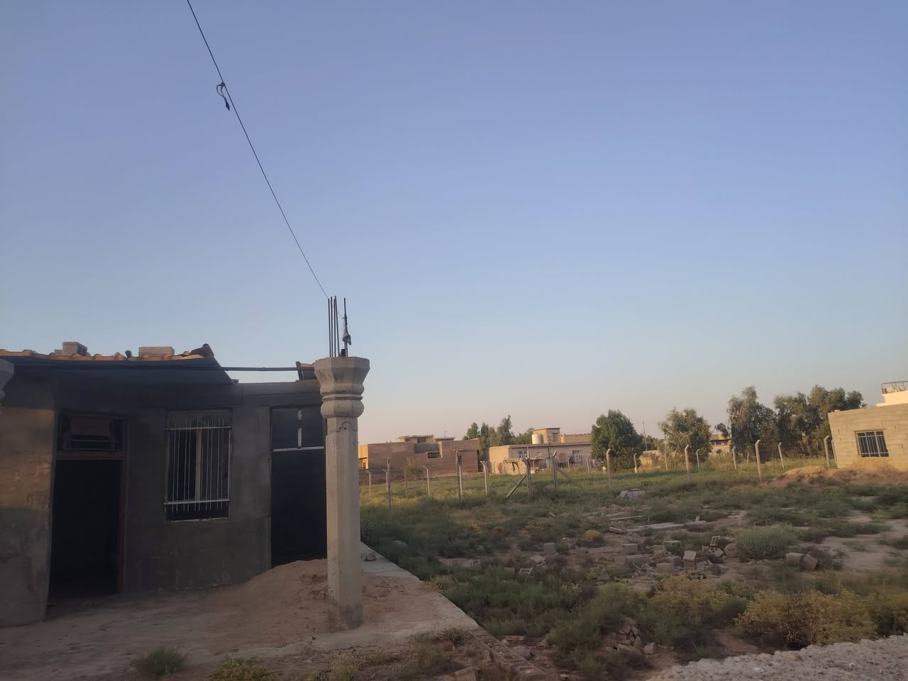 سلام عليكم ورحمة الله وبركاته مرخصه الادمن
قطعه معه دار المساحه الكل 568 متر مثل ماشوف بالصور كلشي واضع البيت مساحته 170 غرفه صاله استقبال مطبخ حمام قرب جسر الفرنسي  يبعد عن الشارع العام اقل الكيلو متر مي كهرباء جاي يشتغلون بيهة السعر 30 وبي مجال بسيط التواصل ماسنجر مفتوح او تصال ع الخط ***********
