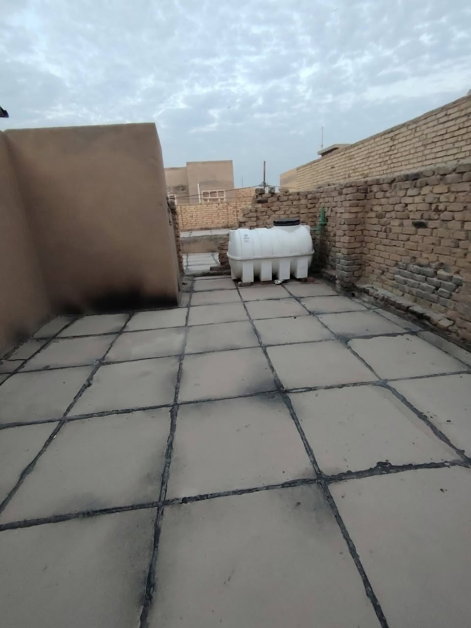 السلام عليكم بيت للبيع   مساحه ٢٠٠ متر واجهه ١٠ ونزال ٢٠ في حي الجمعيه بشارع الوكفه بشارع الصيدليه لمى البديري يم بيت العادلي 3 بيت بصف الركن 

عكاده طابق واحد يحتوي كراج كبير وممرات من الجانبين 

وحديقه صغيره وصحيات خارجيه وداخليه وحمام منفرد مطبخ وغرفتين واستقبال وصاله

صاله طول ٤م و٨٠ سم عرض ٣م و٦٠ سم 

الغرفه الاولى طول ٦ م والعرض ٣ و ٦٠ 

الغرفه الثاني طول ٥م والعرض ٣م و ٦٠ سم 

المطبخ طول ٤ م العرض ٣م و ٤٠ سم 

الاستقبال طول ٦ م عرض ٣م و٦٠ سم 

حمام طول مترين ونص وعرض متر ونص

وبصفه التواليت منفصله غربي وللغساله متر ونص ب متر ونص التواليت الخارجي شرقي متر ونص ب متر ونص ومخزن وممرات ع الجانبين  ع طول البيت 

بناء قديم حاسبه عرصه صالح للسكن    للاستفسار عن السعر  وباقي التفاصيل ع الخاص او على  الواتس اب ***********
