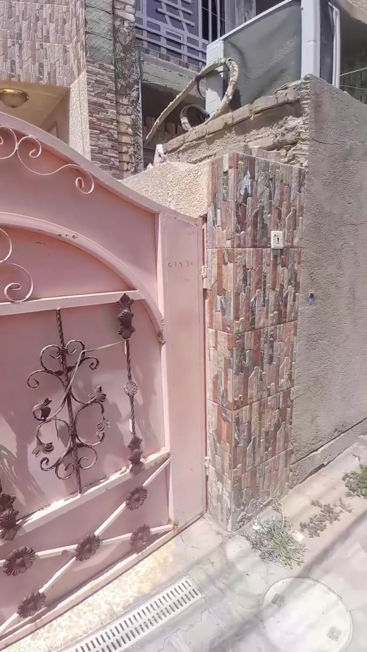 السلام عليكم بيت بالمخابرات فرع كوفي بيت ورد خامس بيت عالشارع المساحة١٥٠ طابق واحد يحتوي البيت على مدخلين استقبال+مطبخ+حولي+حمامات داخليه وخارجي+غرفتين نوم+سطحين+مناور٢  البناء ٢٠١٤ البيت كلش نظيف خير من الله  السعر١٤٠ ةقابل للتفاوض للاستفساراكثرالاتصال ***********
