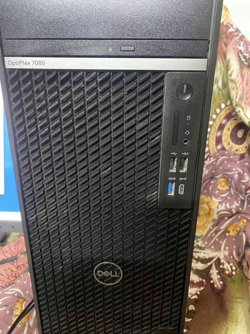 دل سستم 
CORI7 جيل عاشر
هارد 256 ssd
HDD 1000 واحد تيرا
رام 8 كيكا قطعتين 4
شاشه حجم 20 دسبلي بورت
كيبورد وماوس عادي 
وايرات كامله 
السعر 300
توصيل موجود
***********
