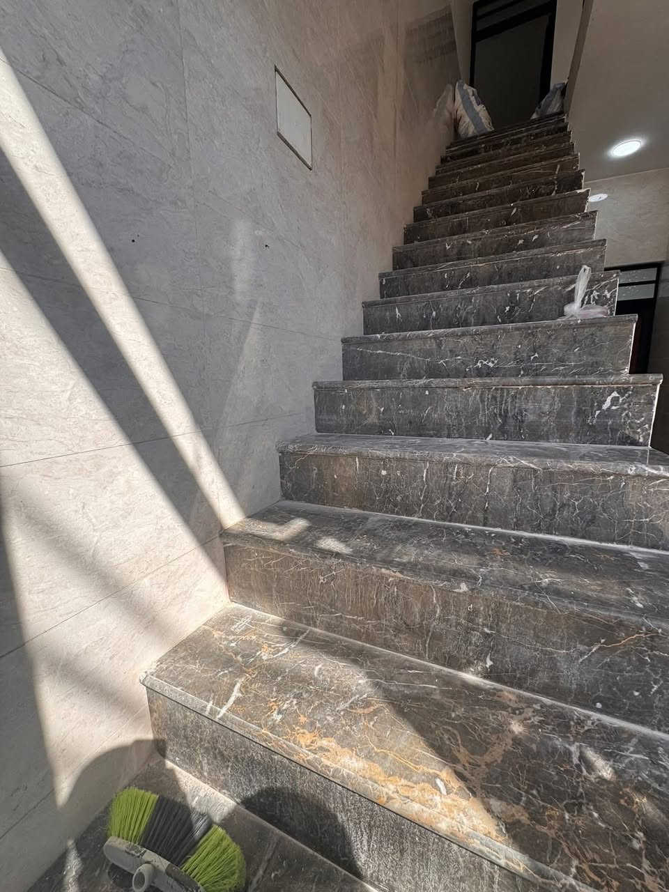ه

🏠 شقة للإيجار (طابق أول)

✅ تتكون من:

* استقبال
* مطبخ
* غرفتين  نوم
* تشطيب زيرو

📍 العنوان:
الدورة – أبو دشير – قرب مستوصف التحدي

📞 للاستفسار والاتصال:
***********

***********

✨ فرصة مناسبة للسكن وفي موقع مميز.
