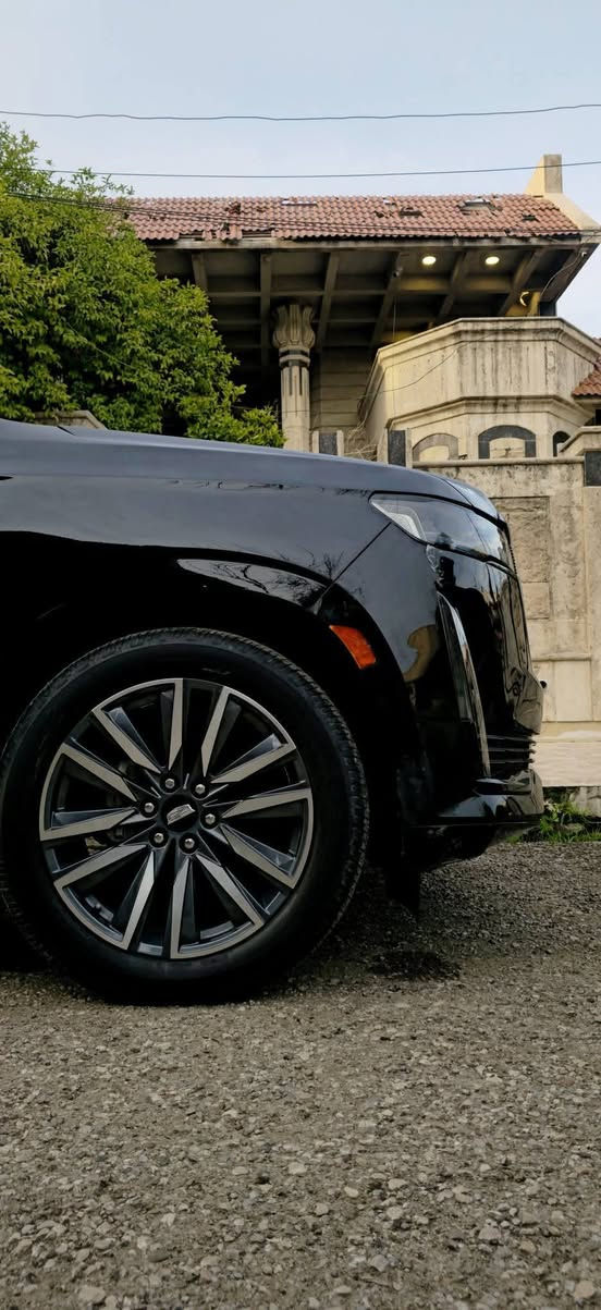 السلام عليكم عندي ويل وتايرات كديلاك السياره 2024 ماشيه الف اصلي مال السياره  كلش جديده للبيع  الاستفسار اتصل***********
