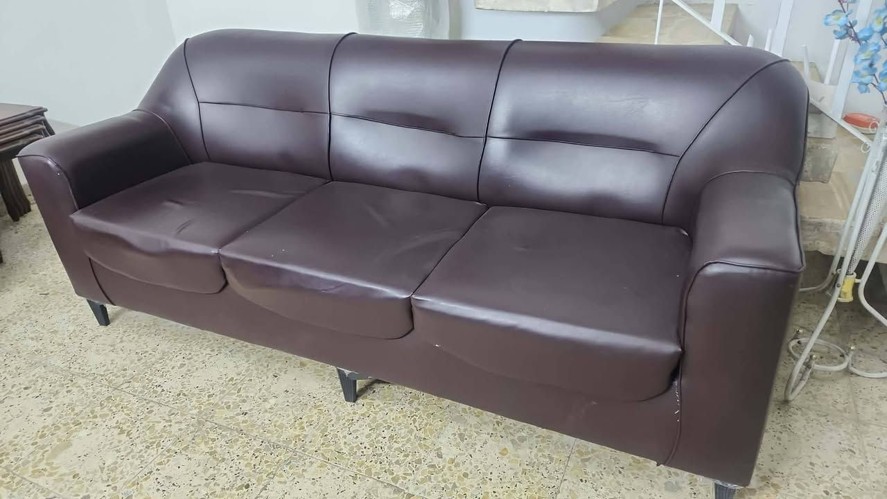 السلام عليكم  تخم للبيع

التخم الجلد7 مقاعد ب400  صناعه عراقيه
التخم الجوزي 10 مقاعد ب450  صناعه عراقيه 
الميز والمكتبه ب750 
وبيهن مجال بسيط 
مدة الاستخدام من 3 الى 4 اشهر بعدهن جديدات 
مكان العامريه 
للتواصل على رقم ***********
