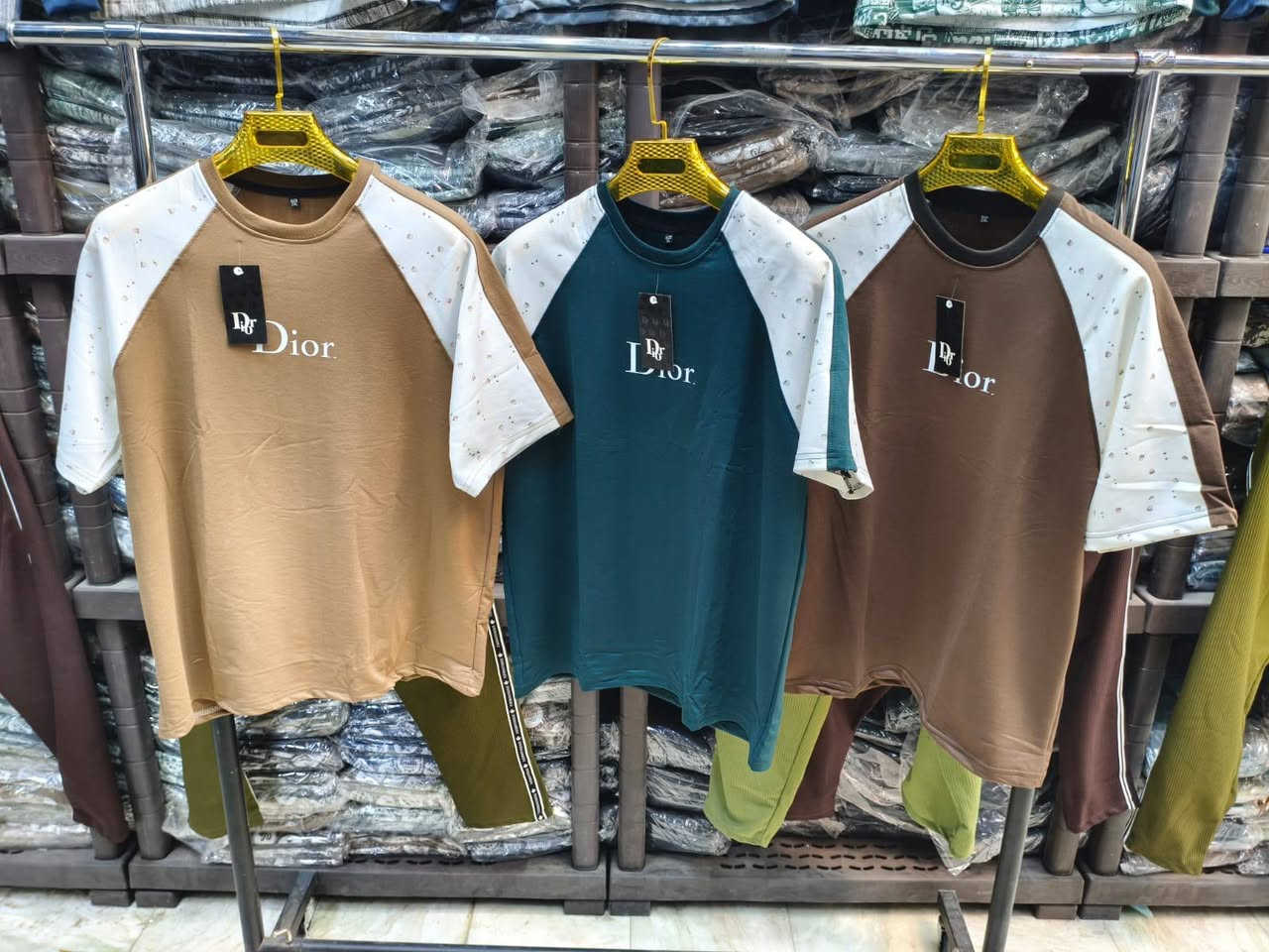 #جميع 
كشخة العيد والمناسبات بدأت عندنا! 😍✨
​نعلن لكم عن وصول أضخم تشكيلة من الملابس الجديدة والمميزة:
​للشباب: سراويل وبدايات (تيشرتات/قمصان) بأحدث الموديلات الشبابية.
​للأولاد: بنطلونات ولادي بخامات ممتازة وتصاميم عملية.
​للبنوتات: بدلات بناتية طفولية تخبل، تجمع بين الرقة والأناقة.
​📍 العنوان: سوق الأسمدة - مقابل هدايا جود.
كونوا أول الحاضرين واختاروا الأجمل لأطفالكم!
اسعار مناسبه وحلوه


**إذا كنت صاحب هذا الإعلان وتريد حذفه لأي سبب، رجاءا أرسل رسالة إلى الدعم الفني**