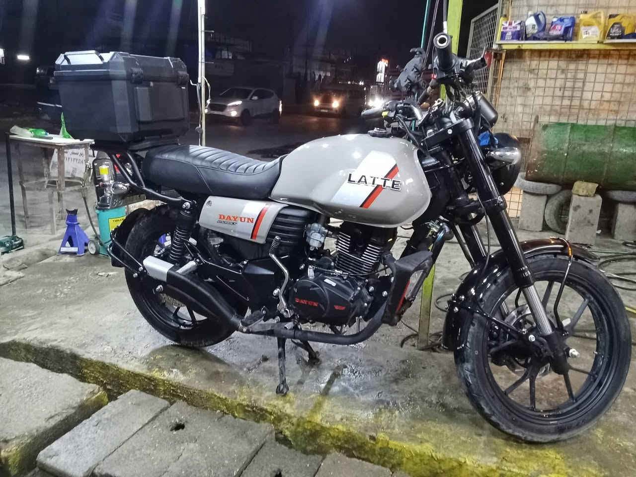 سلام عليكم دراجه دايوان لاتي للبيع فقط بدون مرواس صارلها 20 يوم نازله من المعرض زيرو بعدها مرقمه اربيل يعني تروح لاربيل كبل تنزل ب اسمك بدون تحويل بعدها ب اسم المعرض عليها تزويد مازده وصالنصه من سيزر ابيعها كامله حته الصندوك وياها السعر ب2و 700 للشراي العنوان بغداد البلديات ***********
