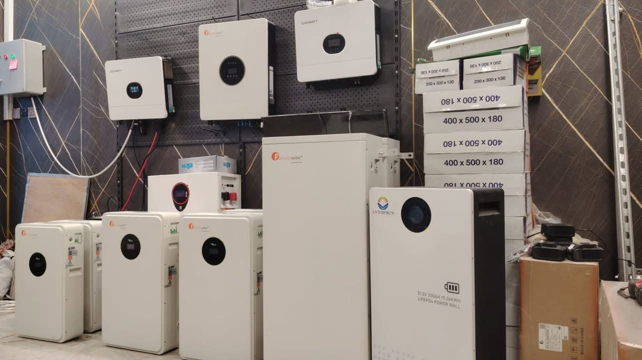 #سـامـراء📍
‏#بـلـد📍
‏#الـدور📍
‏🟠تم وبعون الله وحمده تنصيب منظومة في مدينة سـامـراء وعدة مناطق داخل المحافظة🟠
‏32 أمبير نهاري ..10 أمبير ليلي لمدة 6 ساعات.
‏تتألف المنظومة من 
‏1⃣. الواح لونجي 615 واط وجهين بعدد 16 لوح وبضمان 15 سنة.
‏2⃣.. بطارية PTTsolar العالمية بسعة 15 كيلو واط  كريد A وبعدد دورات شحن أكثر من 6000 دورة وبضمان 5 سنوات .
‏3⃣. إنفيرتر Felicity بسعة 8 كيلو واط ثنائي المدخل بضمان 2 سنة.
‏4⃣. بوردات حماية متكاملة AC...DC. 
5⃣اسلاك 6 ملم دبل عازل AC... DC
‏6⃣. باستخدام الحديد المغلون ZAM  الغير قابل للصدأ بأستخدام البراغي والكلامب.
‏🟠 للأستفسار الأتصال بأرقام المكتب 🟠
‏***********....***********
‏#📍سـامـراء_حـولـي_الـخـضـراء📍
‏#ملاحظة الأسعار مختلف بسبب التغيرات اليومية لأسعار مواد الطاقة الشمسية
