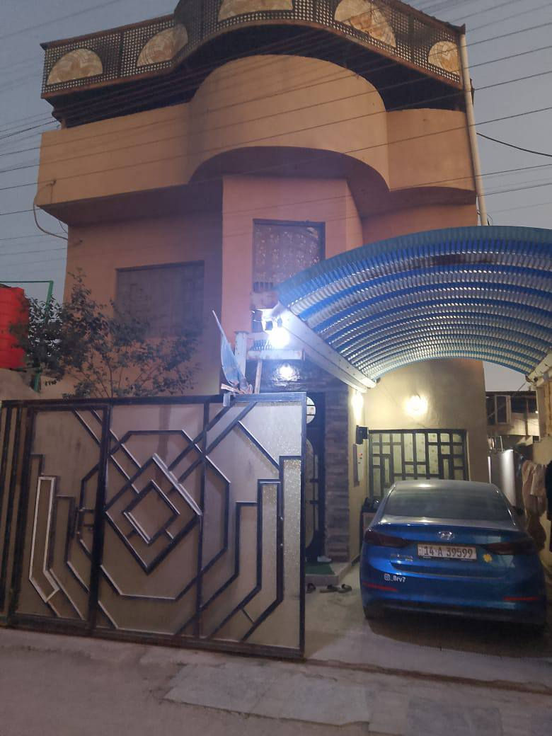 سلام عليكم بيت طابقين طابق اول طابوك والثاني ثرمستون بيت كلش نضيف طابو زراعي سند 25 يحتوي البيت عل 5 غرف وحده جوه و4 فوك الطابق الاول صاله جبيره وديوانيه جبيره مطبخ حار وبارد موقعه الجزيره الفيروزيه . رجاآ لحد يدخلي لا ابو عقارات ولا مندوبين ما اجاوب عليه سعره 200 وقابل للتفاوض ***********
