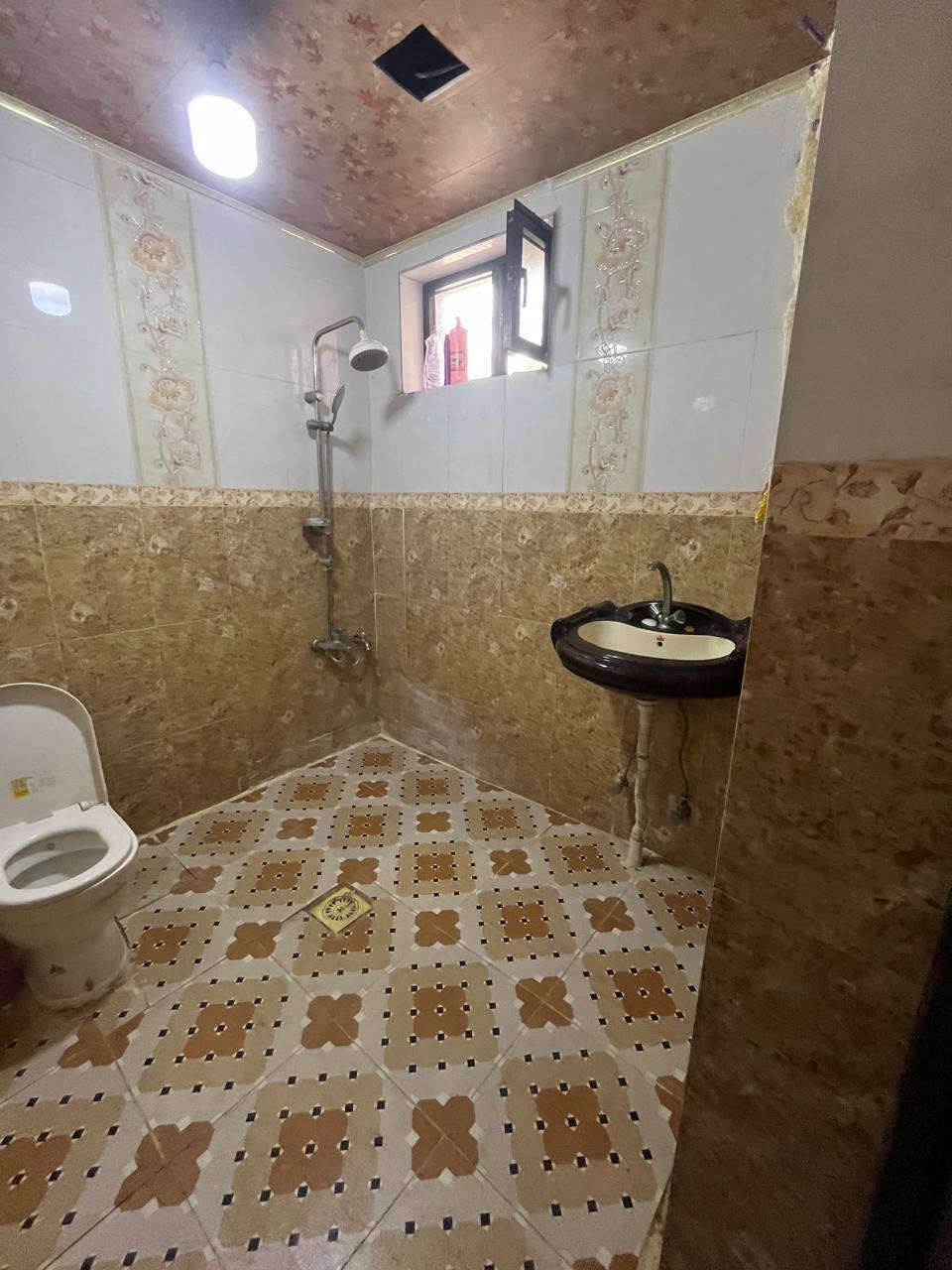 دار للبيع في حي السلام المربع الذهبي ..ركن مساحته ١٦٧ م يحتوي على ٤ غرف نوم  ٢ حمامات  واستقبال وهول داخلي مغلف بسيراميك اسباني .واجهه البيت ٨ م للاستفسار الاتصال على ***********
