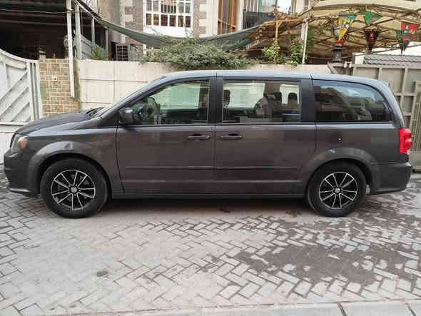 السلام عليكم
دوج كرفان موديل ٢٠١٧ وارد امريكي 

ابواب ميكانيكيا  

 ٣ قطع تبريد

 شاشه لمس بلادية

 كراسي بلع

 كير اوتماتيك سياحي

 ويل كب

 لون السياره رصاصي رقم الماني بغداد حادث السياره بالصور للبيع بسعر ١٥٥ ورقه او مراوس بسبورتج او هونداي توسان 

 للاستفسار الاتصال بالرقم ***********
