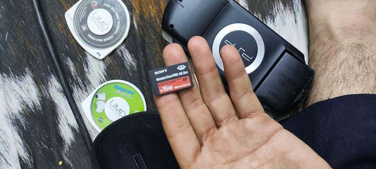 سلام عليكم جهاز psp مع جنطة ورام 16كيكة وبطارية وقرص العاب وقرص فيديو اخوان جهاز من
وحدة شاشة كامت ما تشتغل بس كلوب اخضر شغال
واحمر شحن هم شغال ابيع فحم سعرة 40 مكاني مدينة الصدر توصيل موجود


**إذا كنت صاحب هذا الإعلان وتريد حذفه لأي سبب، رجاءا أرسل رسالة إلى الدعم الفني**