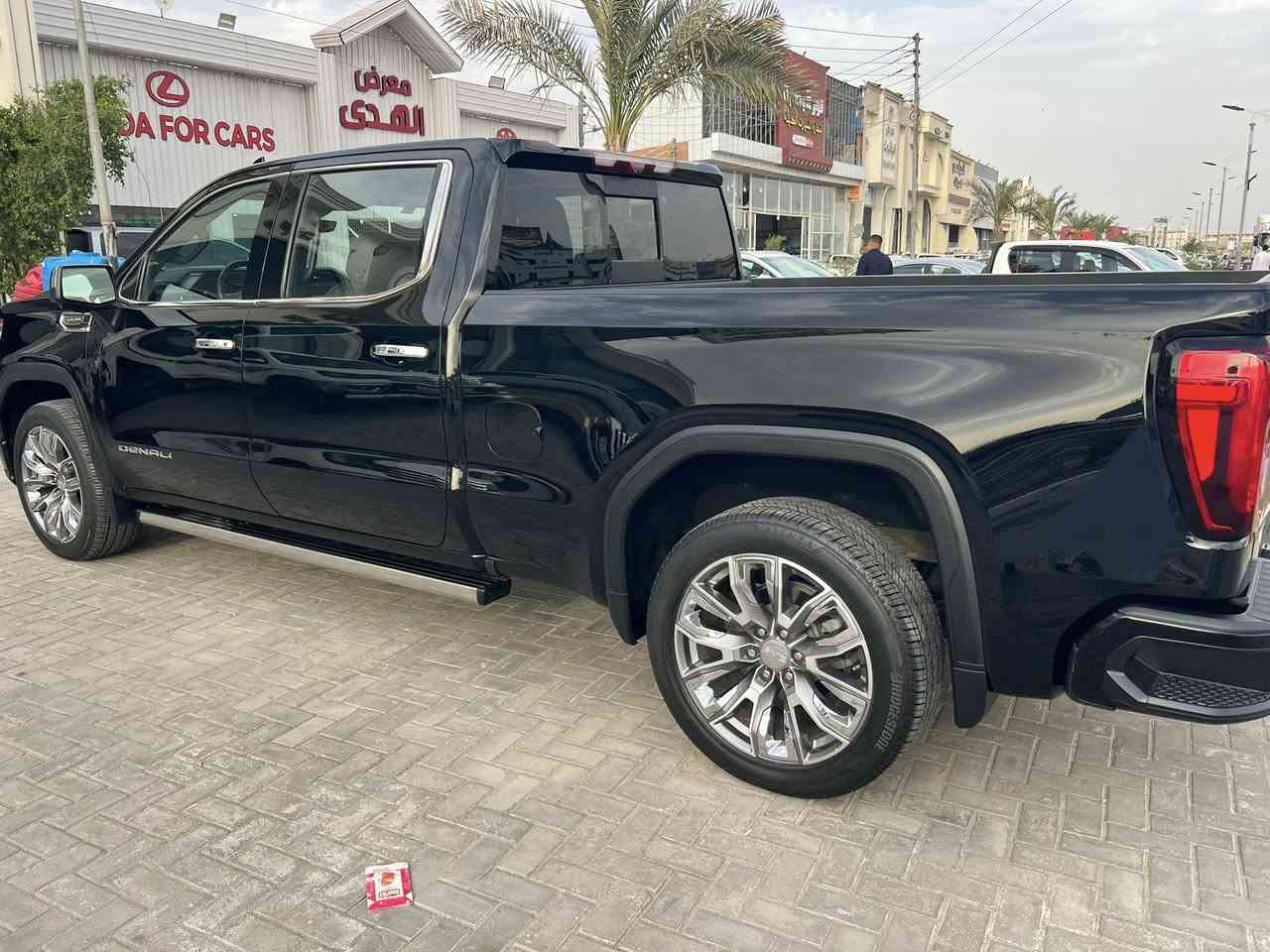 للبيع: جمسي سييرا دينالي 2023 (طلب خاص)
🔹 المعلومات الأساسية:
* الموديل: 2023
* الفئة: دينالي (طلب خاص)
* المحرك: V8 سعة 5.3 لتر
* ناقل الحركة: أوتوماتيك
* الدفع: رباعي
* التشغيل: بصمه + عن بعد 
* لوحات السيارة: رقم بصرة حمل الجديد

🚘 المواصفات الخارجية:
* جنوط ألمنيوم دينالي خاصة
* إضاءة أمامية LED كاملة
* إضاءة نهارية LED
* مرايا جانبية كهربائية مع إشارات انعطاف
* شبك أمامي دينالي مميز
* مقابض أبواب كروم
* دوسات جانبية كهربائية تفتح تلقائيًا عند فتح الأبواب
* باب صندوق خلفي ذكي يفتح بعدة وضعيات
* زجاج كهربائي كامل
* حساسات أمامية وخلفية

🛋️ المواصفات الداخلية:
* مقاعد جلد فاخر دينالي
* مقاعد أمامية كهربائية
* ذاكرة مقاعد
* تبريد وتدفئة للمقاعد
* شاشة وسطية كبيرة
* دعم Apple CarPlay وAndroid Auto
* نظام صوتي فاخر
* تحكم بالمقود متعدد الوظائف
* مثبت سرعة
* تشغيل بدون مفتاح
* مكيف أوتوماتيك متعدد المناطق
* إضاءة داخلية محيطية
* شاشة عدادات رقمية

🛡️ أنظمة الأمان والسلامة:
* وسائد هوائية أمامية وجانبية
* نظام مانع الانزلاق
* نظام الثبات الإلكتروني
* نظام مراقبة النقطة العمياء
* نظام التحذير من الاصطدام
* نظام المحافظة على المسار
* كاميرات محيطية
* نظام الفرامل المانعة للانغلاق (ABS)
* نظام توزيع قوة الفرامل (EBD)

🔸 حالة السيارة:
* حادث باب خلفي  بارد باب سايق 
💰 السعر: 385 
رقم الهاتف: 
تصال ‭0781 486 9954‬
وتساب ***********
