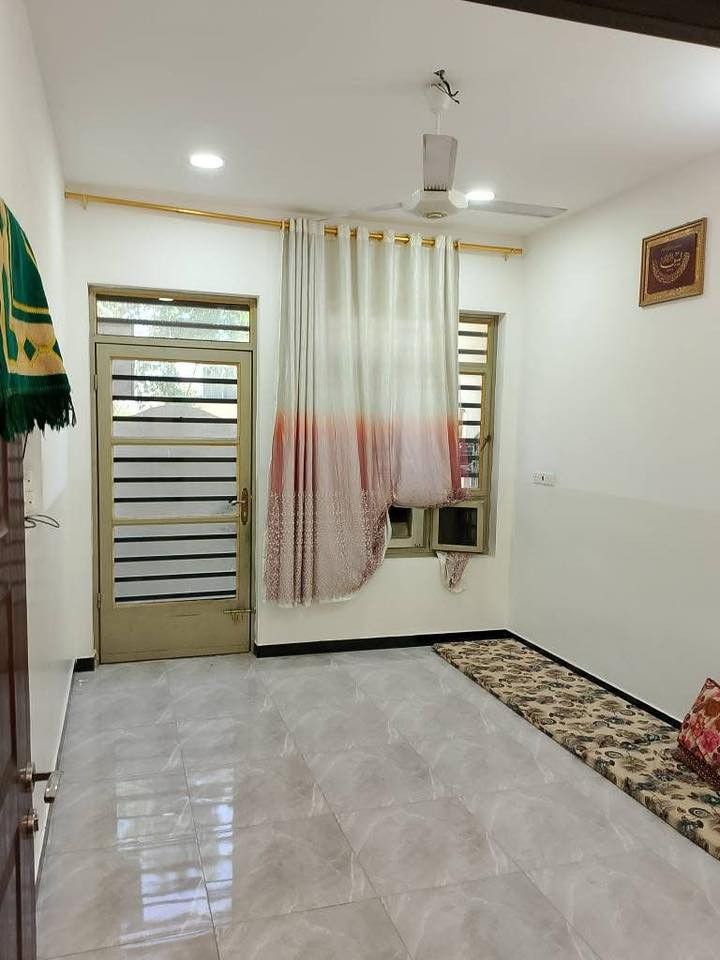 الدار للبيع المساحه 150 متر النزال 20 واجهه 7ونص على شارع 12 تبليط يحتوي على 5 غرف نوم+استقبال خارجي+ حديقه+ خدمات داخلي وخارجي + كراج 2  في المكاسب  حي النصر الاولى رقم الهاتف ***********
