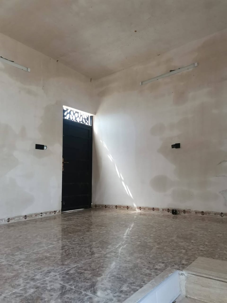 دار للأيجار
 مساحة 100م ارضي 225 الف ايجارة 
قرب مسجد لؤي العزي منطقة 55
للأستفسار الإتصال ***********
