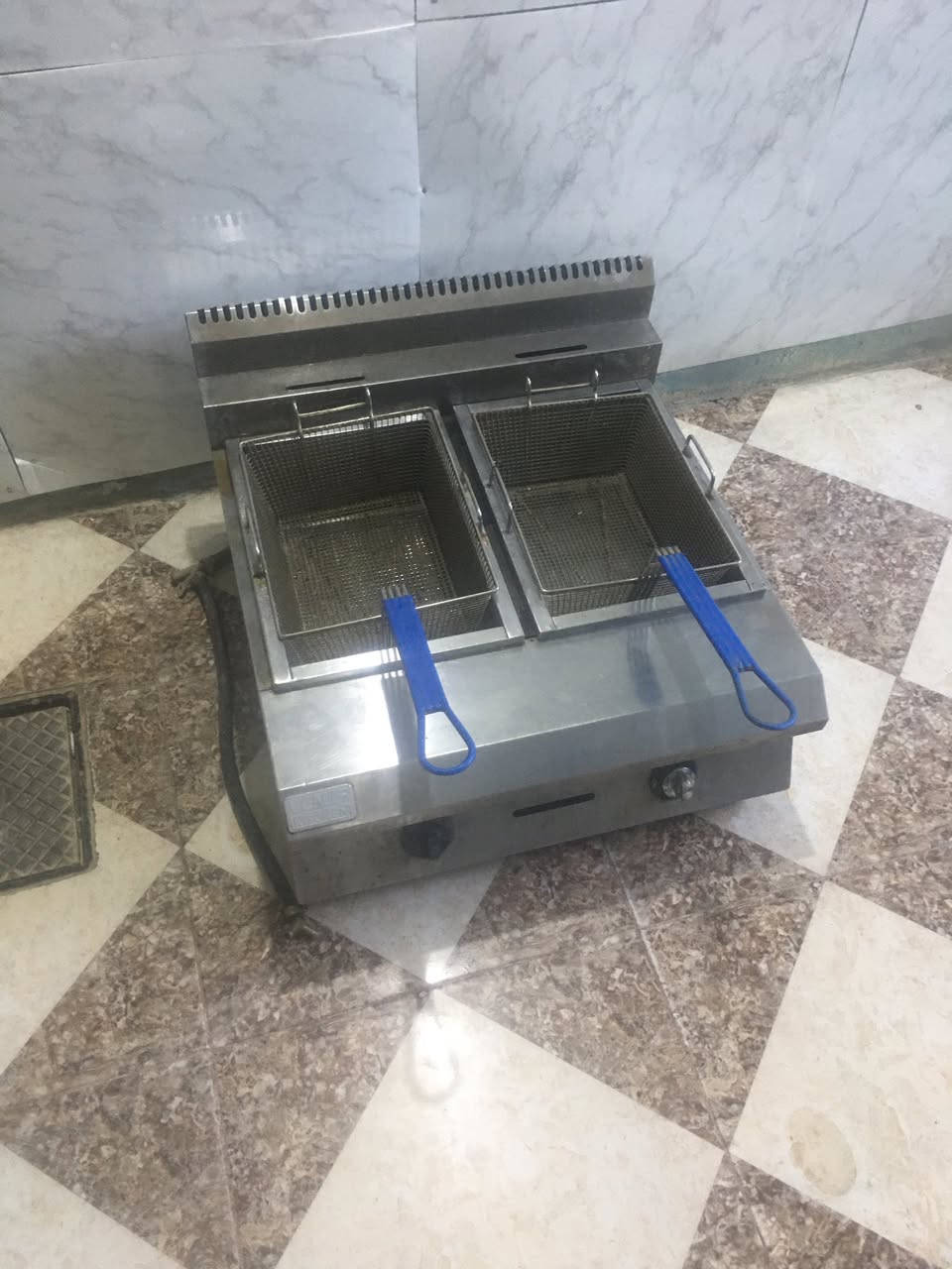 كاونتر  وطباخ للبيع المكان المفرك تواصل ***********
