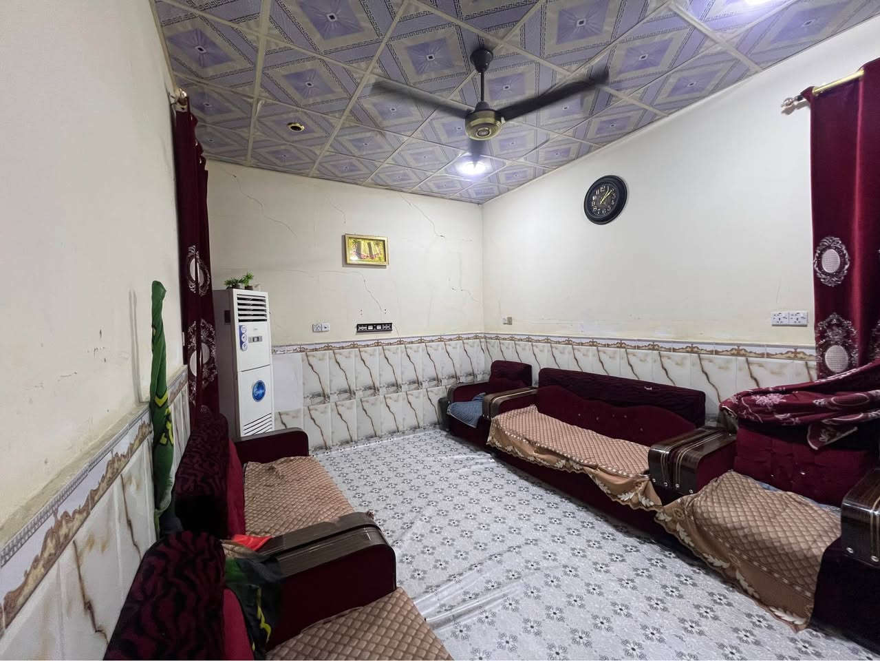 دار سكن للبيع

يحتوي على 2 غرف منام و2 فوك +مطبخ فوك وصحيات  + هول+ مجمع صحيات داخليه + ديوان خارجي + صحيات خارجيه + كراج سياره + ترك ومنور +مطبخ

مساحه البيت ٢٠٠ متر ركن  

نوع العقار طابو زاعي سند ٢٥ بسم عراقي وكاله ومكتبه ونسخه من طابو

علماً المنزل بالكامل سيراميك 

نوع السقف كونكريت 

المنطقه تحتوي على جميع الخدمات ماء وكهرباء ومستوصف صحي ومدارس ابتدائيه 

الجيران ذهب صافي 

العنوان البصره شط لعرب الجزيره ليوبه قرب المستوصف

السعر المطلوب١٠٥  

للاستفسار التواصل خاص او على الرقم التالي /

‏***********
مكتب عقارت المهندس البصرة, العراق
