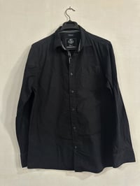 قميص أوروبي • مقاس L • أسود