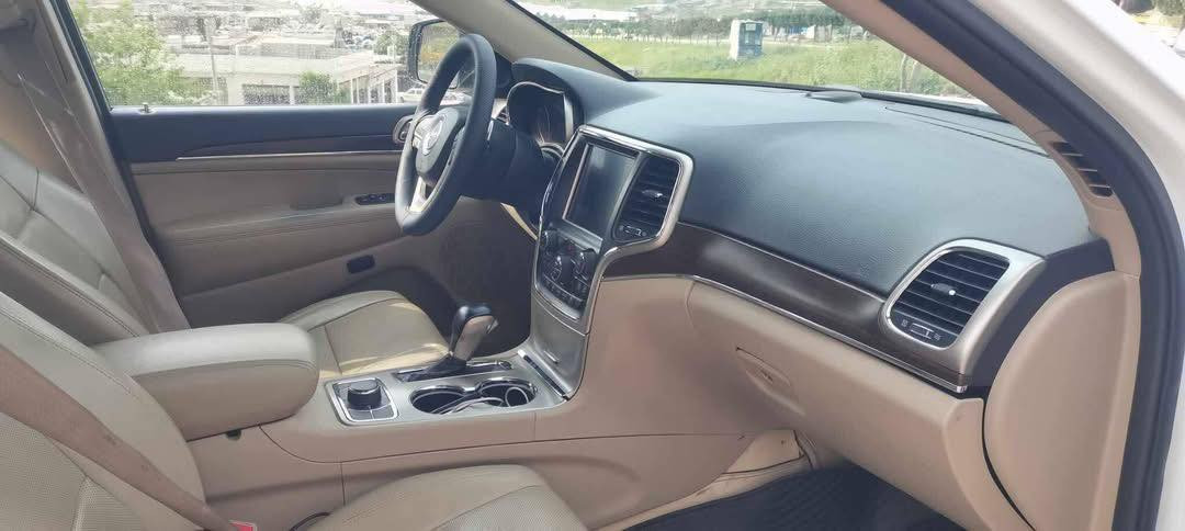 سلام عليكم
للبيع جيب كراند شيروكي
الموديل 2016 السيارة جديدة بوضع الشركة وجاهزة من جميع النواحي وكل ملاحظات مابيه ادامة مستمرة وشامله بشركة تخم تاير جديد 
اللون ابيض  
سعة المحرك 3600 فور ويل 4❌4
رقم بغداد بأسمي
مواصفات السيارة فول ١/١
1- فتحة سقف بانوراما 
٢-رادار مع مانع تصادم
٣-اصطفاف الي اوتوا بارك
٤-تحذير الخروج عن المسار 
٥-نقطعة عمياء 
٦-كراسي جلد مع تدفئة وتبريد 
٧-كراسي تحكم كهرباء جهتين 
٨-ذاكرة لحفظ وضعيات الجلوس
٩-ويل كب كروم قياس 20 
١٠- ستيرن كهرباء
١١-اوتو هولد اطفاء وتشغيل ذاتي 
١٢-شاشة كبيرة 
١٣-رادارات جانبية 
١٤-اشاير بالمري 
١٥-حساس امامي وخلفي 
١٦- جنطة كهرباء
١٧-نضام تشغيل واطفاء اوتماتيك للمحرك 
١٨- نظام بريك اوتوماتيك
١٩-كامرة دوارة 
٢٠- المصابيح الامامية LED لايت
٢١-نضام eco
٢٢-تشغيل عن بعد
٢٣-مري هيتر مع تعتيم وعاكس للضوء
السيارة داخلة كلين بدون حادث صار بيها صبغ نص الجاملغ الخلفي اثر طخه بسيطة 
السعر :22700 ورقة  
المسافة المقطوعة 100 ميل 
مكان السيارة بغداد السيدية 
 للمعلومات الاتصال على رقم صاحب السيارة متوفر وتس اب.  ***********
