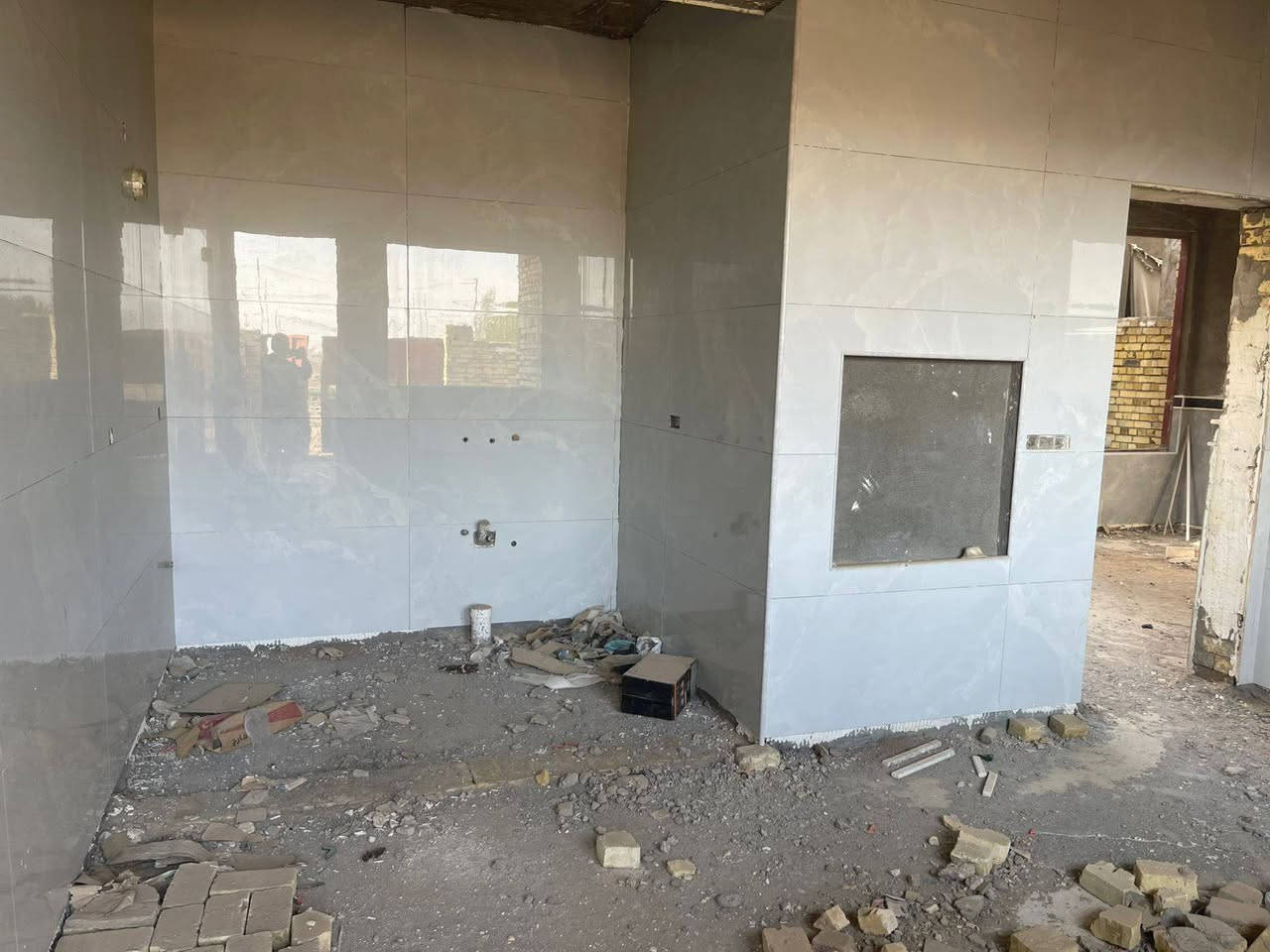 بيت للبيع في منطقة #الموقع_العسكري ركن على ساحة خضراء مساحة 200 متر
رقم القطعة بالالفين (كهرباء+مجاري+ماء)

مطلوب اسكان 45 (يتحول على المشتري) 
سعر النقد 78 بدون الاسكان 

السعر الكلي 123
للتواصل: ***********
