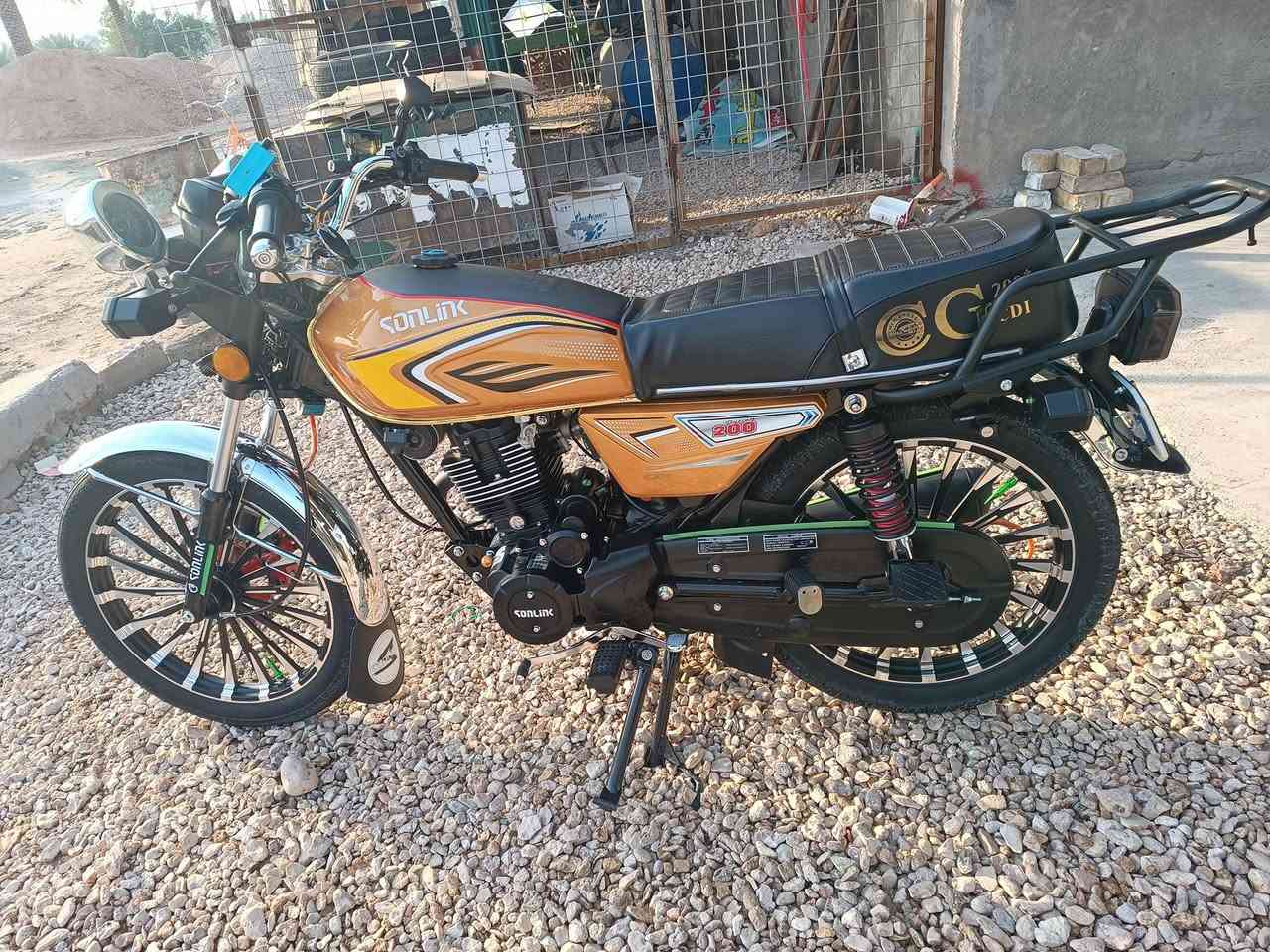 سلام عليكم سافان موديل 24 سونك الاصلي مكينه سوده حجم المكينه 200 سي سي ماشيه 2500 حقيقي بصمات 2 سويجات 2 تشغيل عن بعد  كهربائيات كامله اي نقص مابيه اوراق كامله / السعر. مليون بيه مجال./  مكان الدراجه بابل المحاويل    ***********
