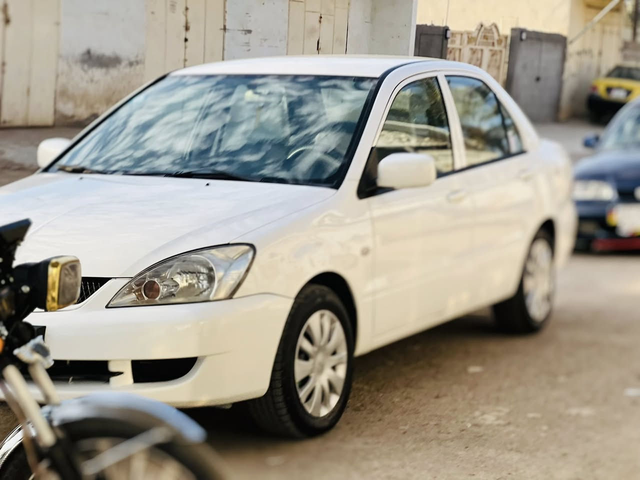 سلام عليكم لانسر موديل 2011 رقم بغداد بسمي دولي سياره جديده بيه قطعتين صبخ وهلال واحد  تخم تاير جديد صدر امامي اخلفي جديد تبرد ثلج تدفئه مكينه وكير كفاله مابيه اي نقص ماشيه 190حقيقي سعر(85) وبيه مجال مكاني ديالى سراجق ***********
