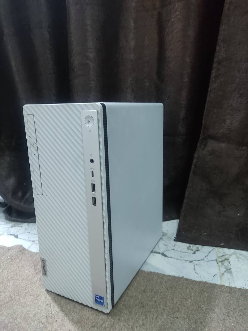 Lenovo
1-Processor: 12th Gen Intel (R) Core (TM) i7-12700 2.10 GHz 

2-installed Ram : 8.00 GB

4-Storage:1.36 TB

3-Graphich Crad: 128 MB (Intel R UHD Graphics 770)

Keyboard+ mouse
هاي مواصفات الجهاز 
+ كلش ممتاز واخو النضيف كلش مرتاح علية وما ابيعة لو ما محتاج فلوس 
اني مشتري ب مليون ومية وعارضة هسة ب 750 الي يريدة يتواصل وياي ***********
