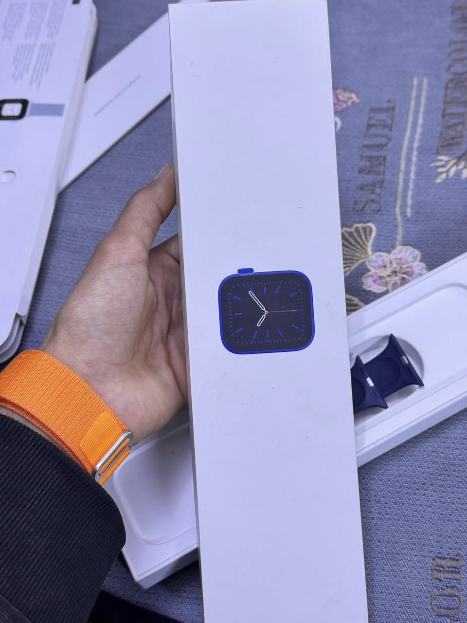 سلام عليكم
ساعة ابل جيل 6 حجم 44 لون نيلي (ازرك) بطارية 100 مشحونه 1 مره وحده  فقط ما مستخدمه ولا ملبوسه بعدهي جديدة فقط مفتوحة من الباكيت كامل ملحقات مع الشاحنه وسير الاصلي كلش نضيفة 
السعر 300 وبيهة مجال بسيط
مكاني بغداد البنوك
***********
