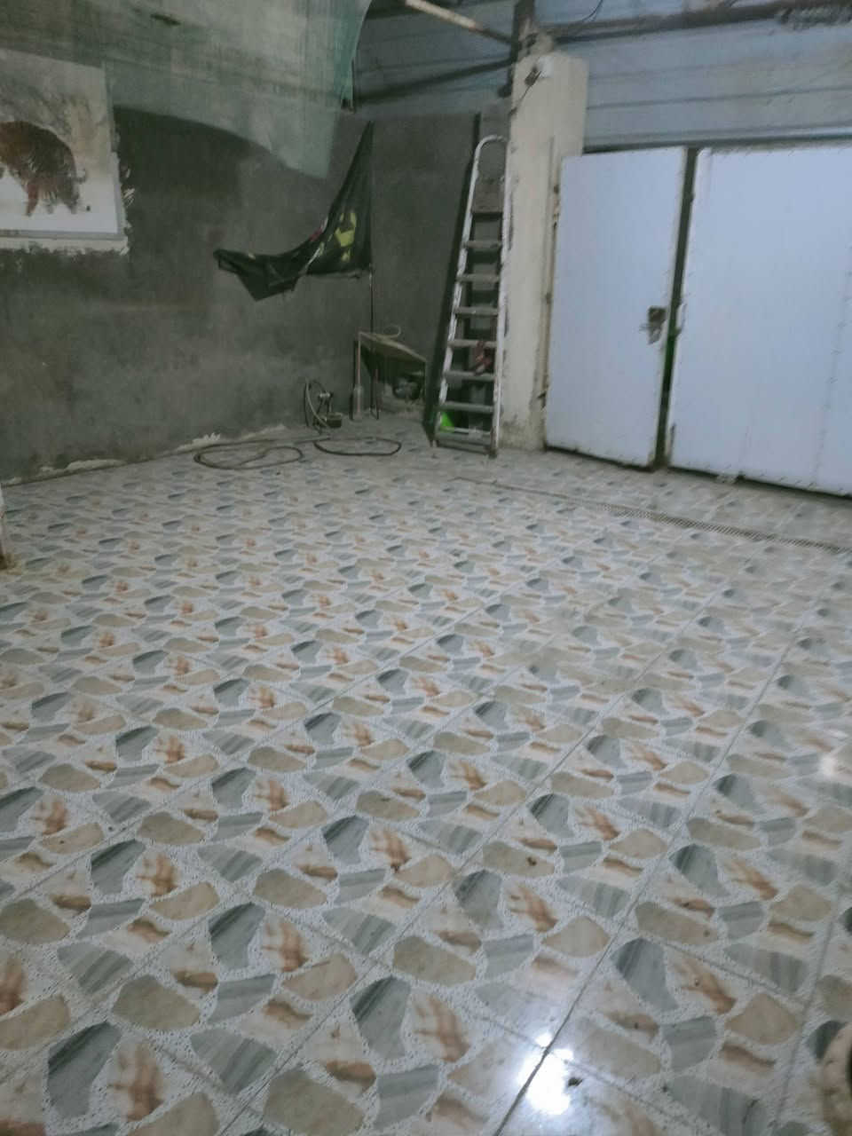 بيت للبيع مساحه 200 م الواجه 10 ونزال 20 طابق واحد يحتوي ن غرفتين وصاله وستقبال مطبخ حمام داخلي وخارجي وكراج سياره العنوان الصالحيه قرب مركز الشرطه السعر 220 لتواصل ***********
