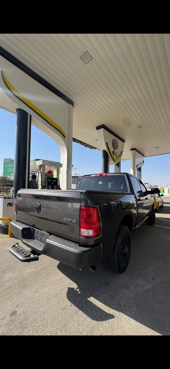 سلام عليكم🌹
رام كلاسك 2023 6 سلندر ( تترقم شمالي)
لون فيراني 
السيارة نضيفة ✅
باب طويل بودي قصير ( المرغوب ) ✅
المواصفات شاشة كبيرة ✅
كير موس✅
كشنات قماش✅
ويل بلاك✅
فوريل + تو ويل ✅
اماكن تخزين✅
السيارة سعرها جداً مناسب🌹
للاستفسار *********** يوجد واتساب 🌹
