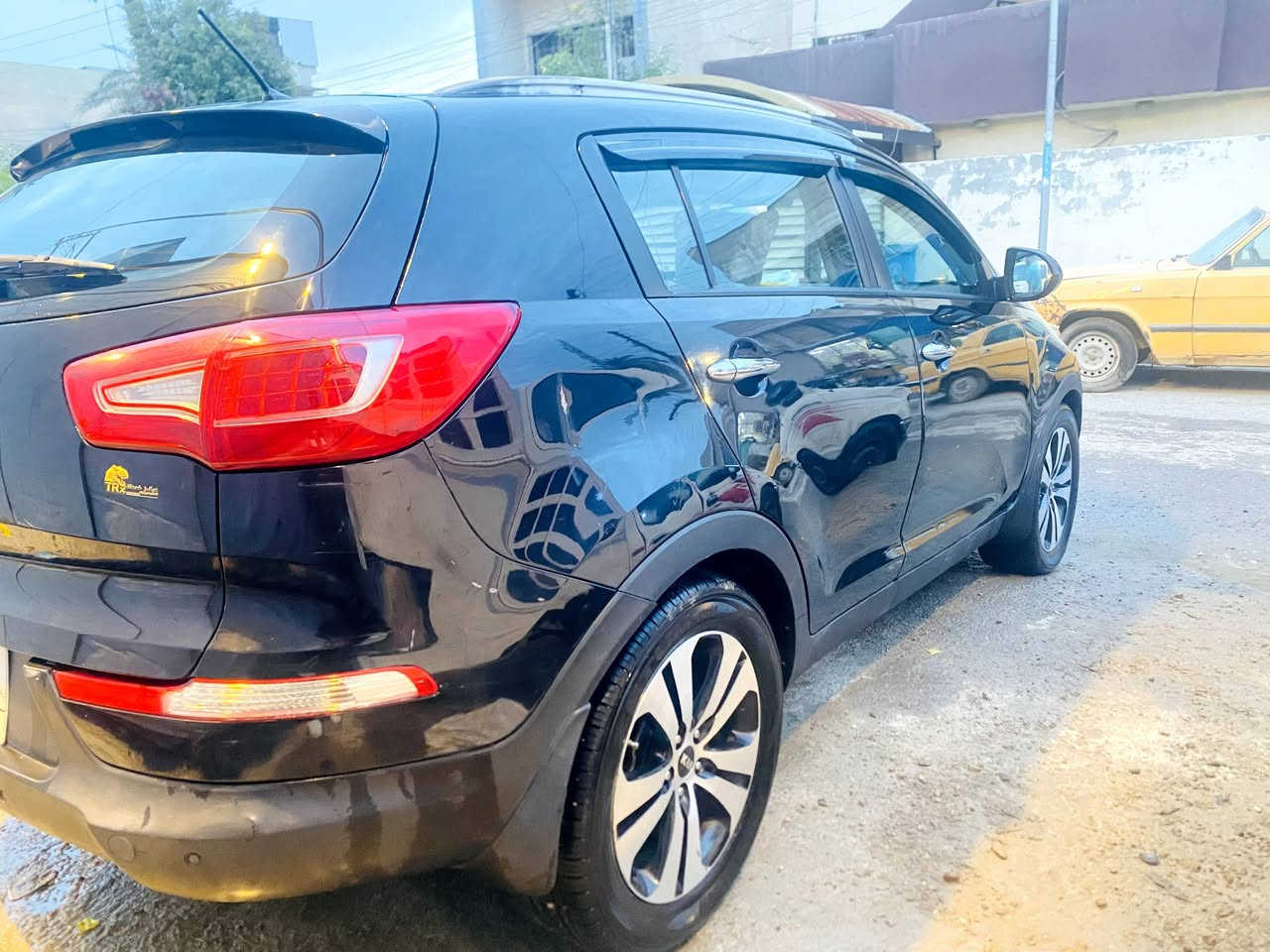 بسم الله
.

كيا سبورتج للبيع  موديل 2011

محرك 2000دوش.

ماشية 234الف

بيها صبغ ٥ قطع كما موضح بالصور

تخم تاير جديد مصار فتره من شادة

حدادية خير من الله

شاشه كبيره

محرك مفتوح 

حالة المحرك والكير خير من الله. 

تدفئه تبريد 

كشنات مخمل بلاديه

وارد كوري

سقف بانوراما بالكامل

رقم بغداد

اللون اسود

سونار موجود

السيارة بأسمي تحويل ثاني يوم. مكاني بغداد

السعر ١٢٥ وبيها مجال بسيط للشاري

رقمي ***********
