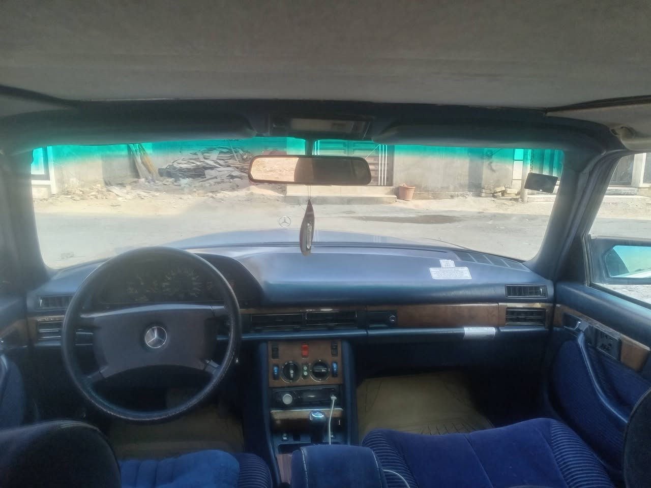 سلام عليكم مارسدس للبيع رقم بغداد بسمي موديل ٩٠ السعر ٨٥ جابو رئاسي ٣٠٠ بلادي كله بلادي محرك كشر داخل تخم تاير جديد باتري جديد السياره بلاديه بدون حادث مكان السياره بغداد  ***********
