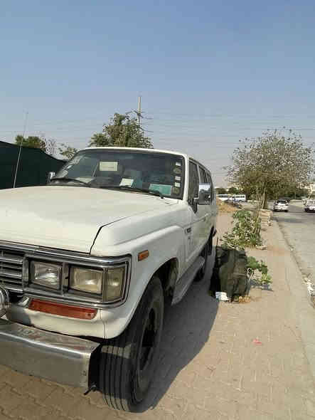 سلاو هاوريان  لاندكروزر بوو فروشتن موديل ١٩٨٥. گير ومه كينة ي   ٣F  ئارم پلاستيك  ده بل ئه كسل  چوار چرايه بوو زانياري زياتر تيل بوو ***********
