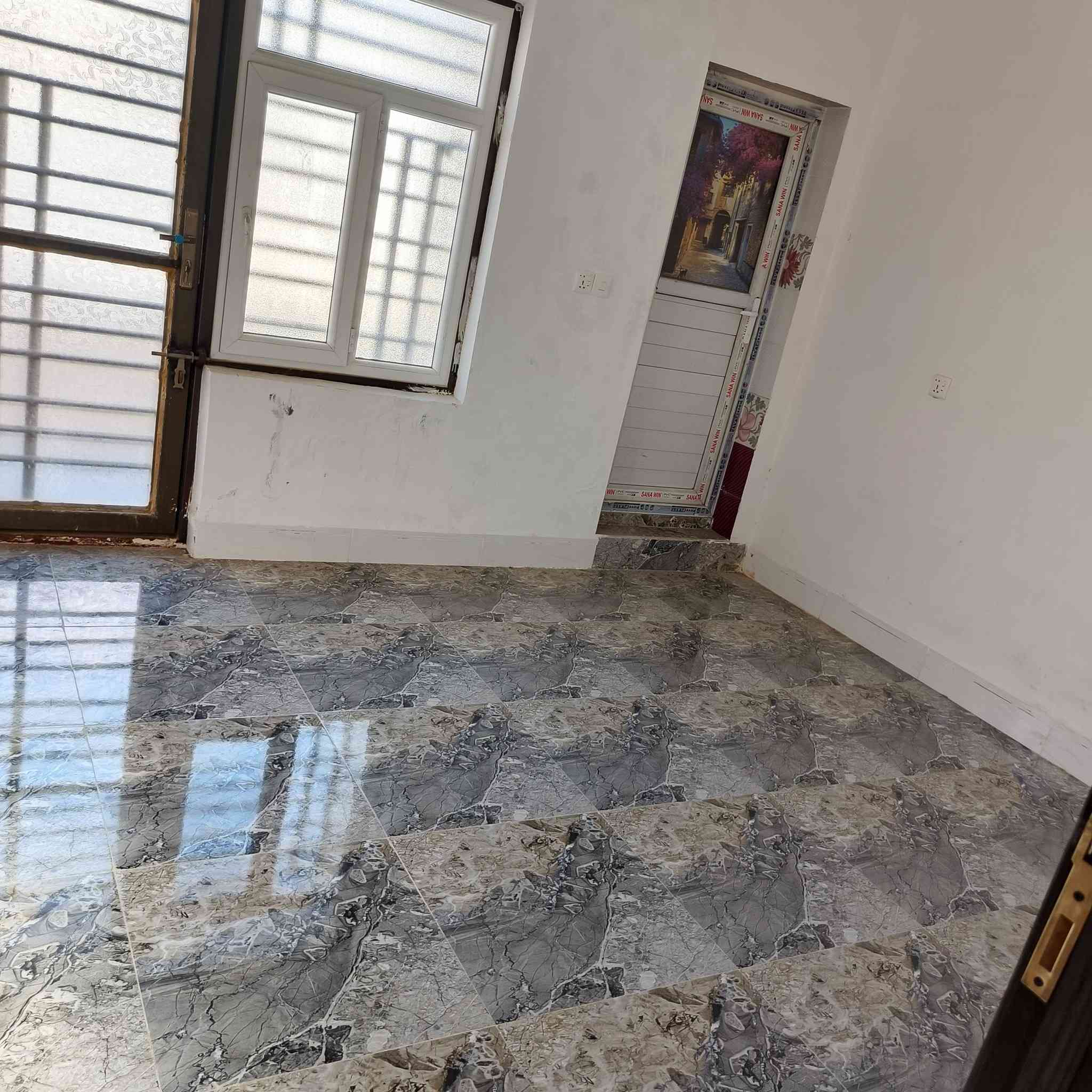 سلام عليكم دار للبيع مساحه 100م 
طابقين
 طابق 1
 ستقبال+مطبخ+غرفه+صالح+صحيات داخل و خارج + منور) 
( طابق 2
 غرفه سويت+ صطح خدمات كامله ماء ومجاري و تبليط باب لبيت مكان لبيت كربلاء بوبيات عامود 20 يبعد عن الأمام 1 ك  للاستفسار اتصال ***********
