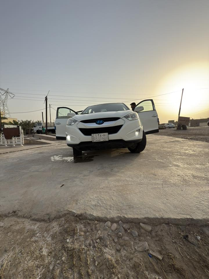 السلام عليكم 
توسان للبيع 2012 أمريكي 
 بيها 3 قطع صبغ 
فول مواصفات لتمدد 
بنيروما
تدفئه كشنات 
كشنات جلد 
مانع انزلاق وانحدار 
كشن كهرباء 
نضام ECO
تحكم ستيرن جهتين 
شاشه ايباد والبلاديه موجوده شاشه 
لايت زنون عالي ناصي 
تخم صدر قبل 5 اشهر بدلته 
مكينه السياره 2400 دوش مكينه سياره بيه رنكات  فقط 
مكان سياره ديالى سعر على خاص 
 اتصل على رقم ***********.
