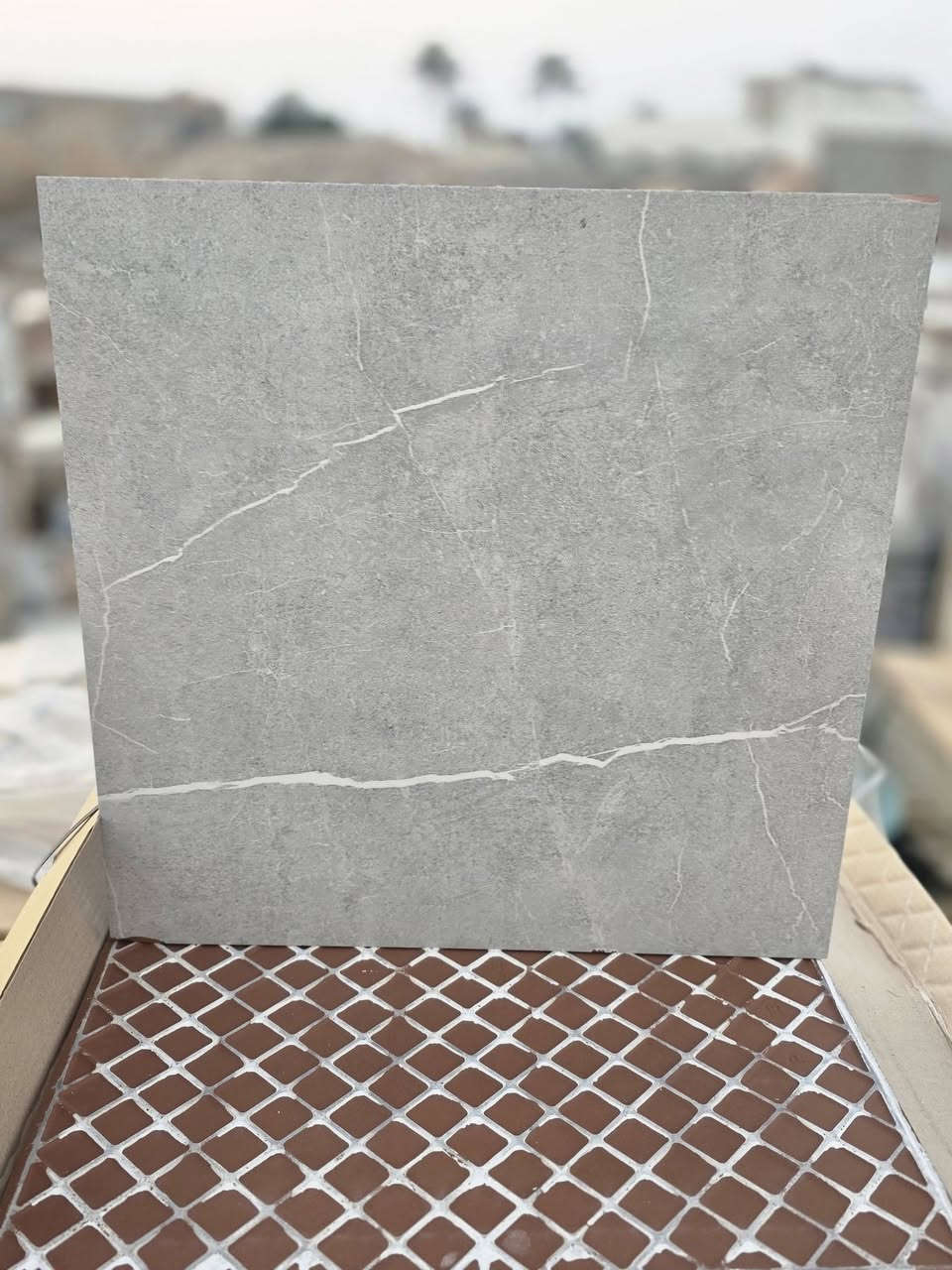 بفضل الله تعالى يتوفر جميع انواع السراميك توزيع جمله مفرد انسب الأسعار مكان 
الصويره تقاطع حي زهراء ***********
