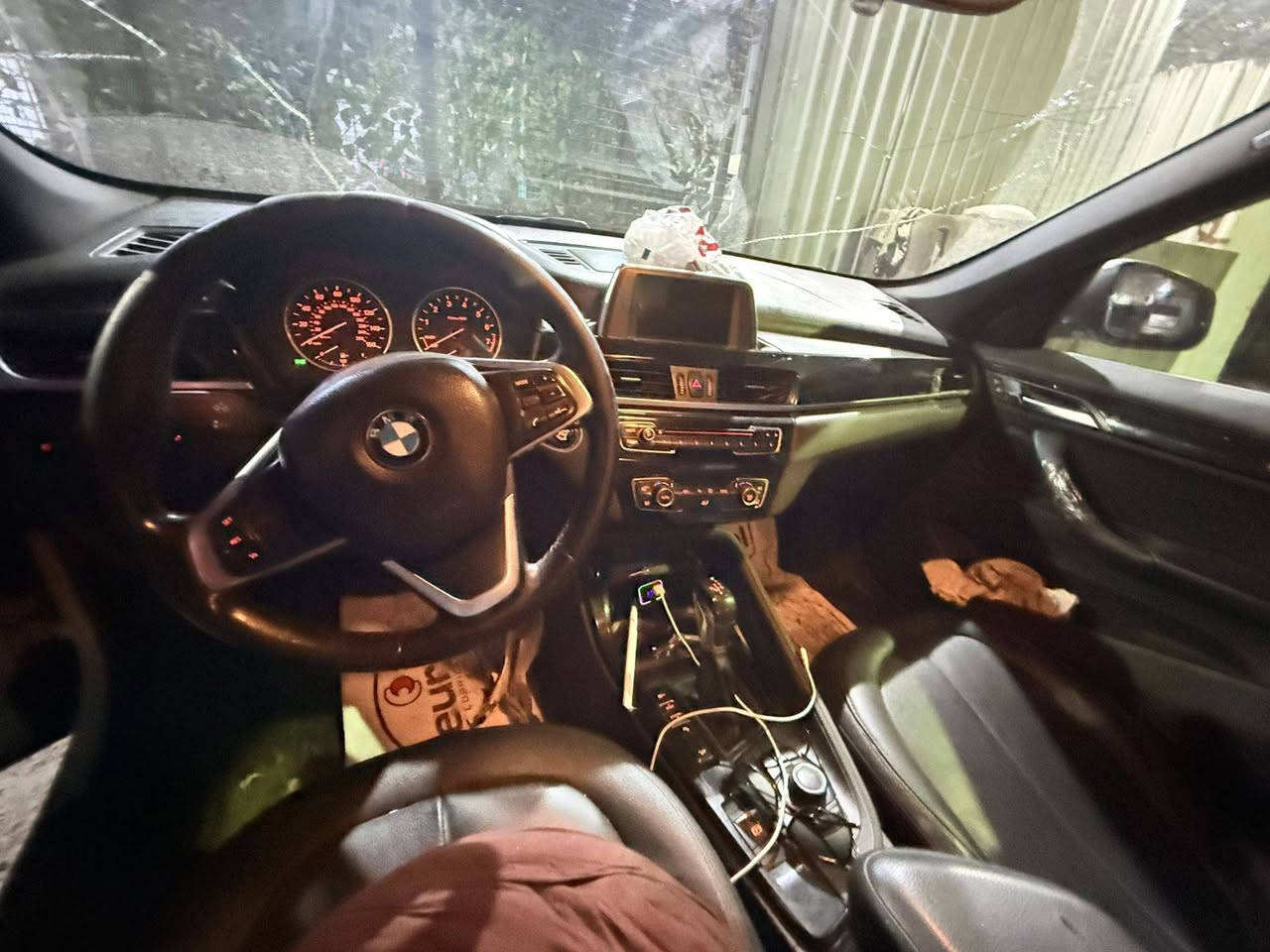 السلام عليكم BMW x1 2016 للبيع مكينه ٢٠٠٠ مكينه جديده بيه الكير ايخربط مواصفاته بصمه جلد باب خلفي كهربائي المكان بغداد البلديات *********** السعر١٤٠ وبيه مجال اذا كومراوس بغداد, العراق
